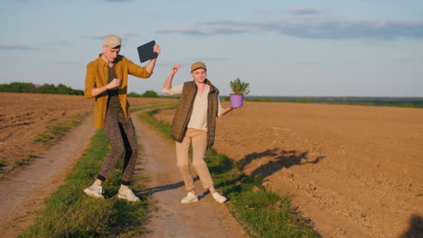 dos hombres bailando en un campo