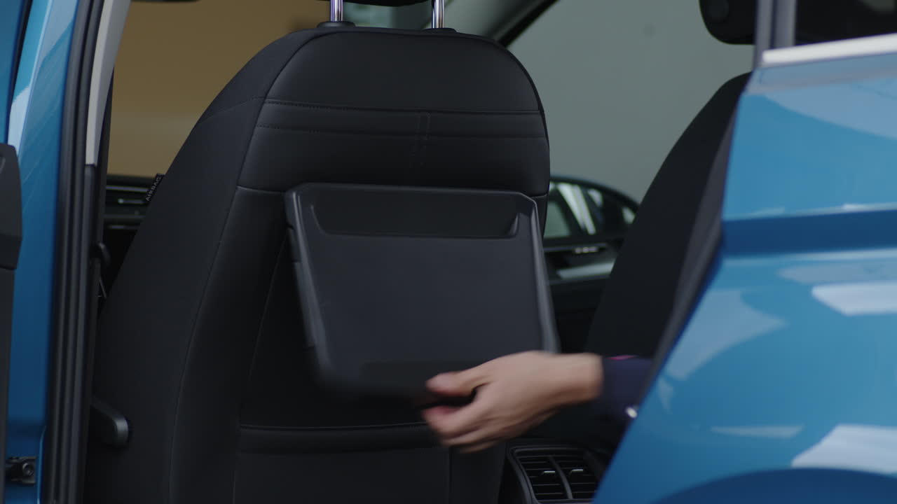 volteando la bandeja de la mesa en el respaldo de un asiento de automóvil