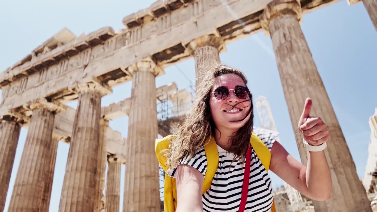 Donna spontanea che esplora l'Acropoli in una giornata ventosa, Atene, Grecia