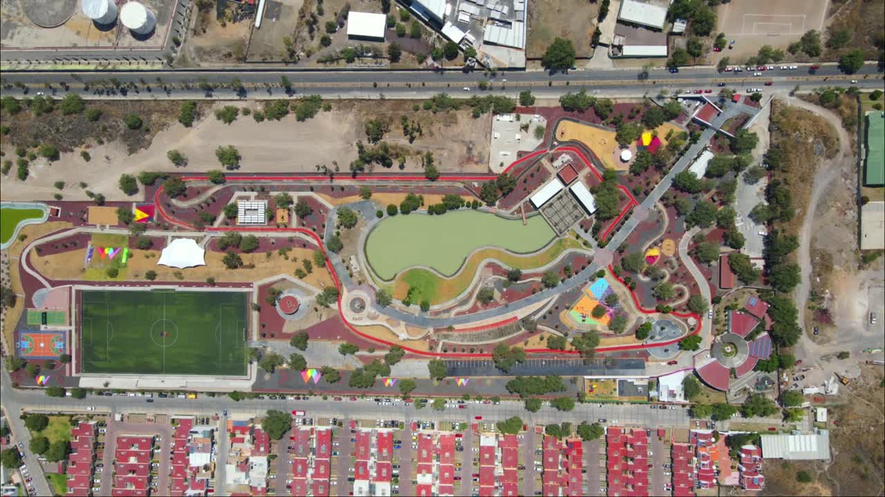 Vista superior de drone de um parque de construção com piscina turquesa no centro, México.