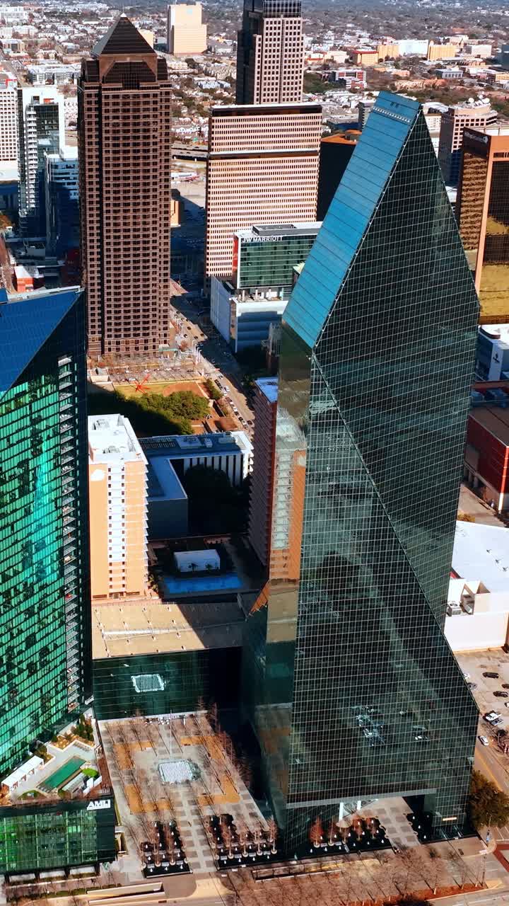 Vista aérea do centro de Dallas em dia ensolarado. Cenário moderno e vibrante de metrópole americana