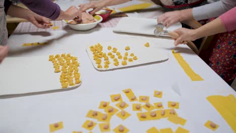 cosecha de una mujer mayor cocinando tortellini en casa