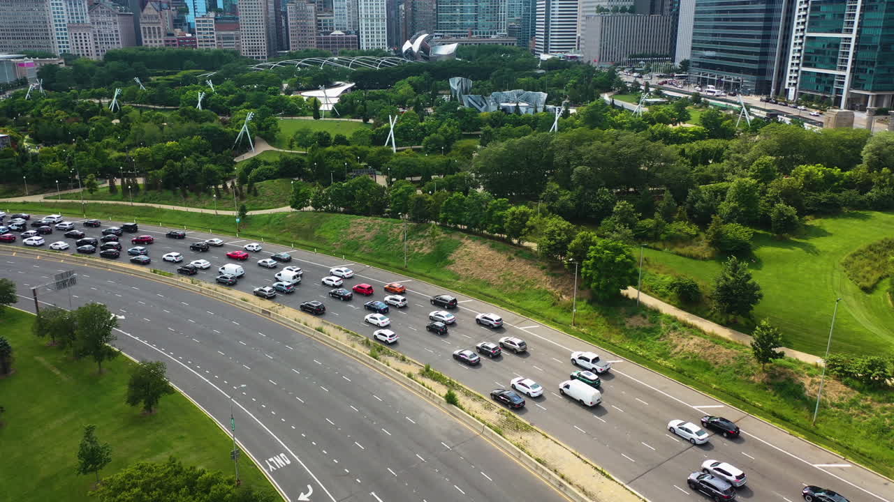 시카고의 고속도로 41번과 매기 리 공원의 교통 상황을 한눈에 볼 수 있다.