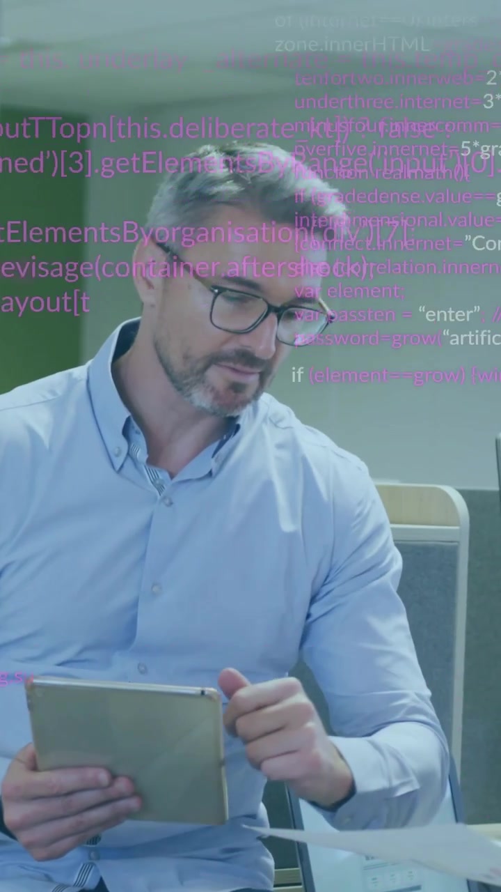 Vertikální video: Muž si bere papíry, skenuje tablet pro kontrolu, technologická překryvná vrstva se objevuje nad papíry.