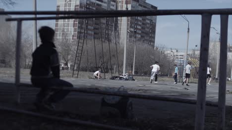 niños jugando en un patio de recreo urbano