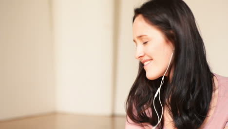 una mujer sexy bailando escuchando música.