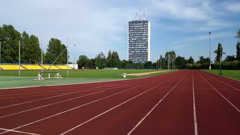 Luftaufnahme-Der-Stadiongleise-An-Einem-Sonnigen-Tag