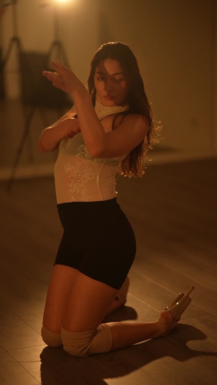 женщина исполняет танцевальный ритуал