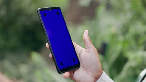 mano, teléfono y persona con pantalla verde en la naturaleza
