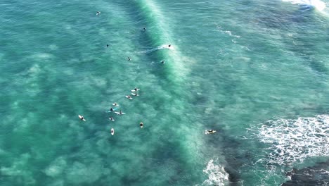Surfista-Atrapando-Olas-A-Lo-Largo-De-La-Playa-De-Perth-Al-Amanecer.