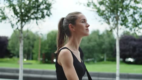 video de una mujer caminando en traje de entrenamiento