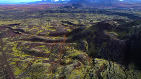 Impresionante-Volcán-Antiguo-En-Un-Vasto-Campo-De-Lava-Berserkjahraun,-Islandia