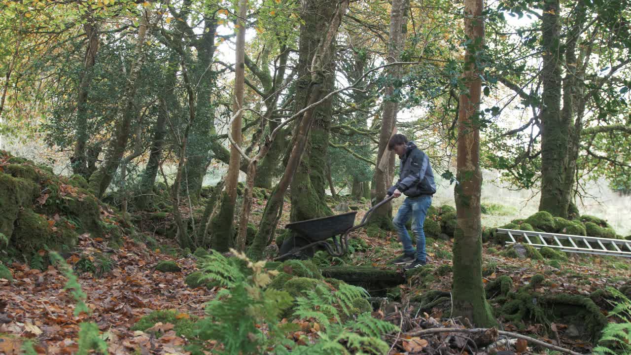 수레를 밀고 개울을 건너는 젊은 남자