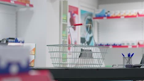 medicamentos y suplementos en los estantes y en el mostrador de la caja