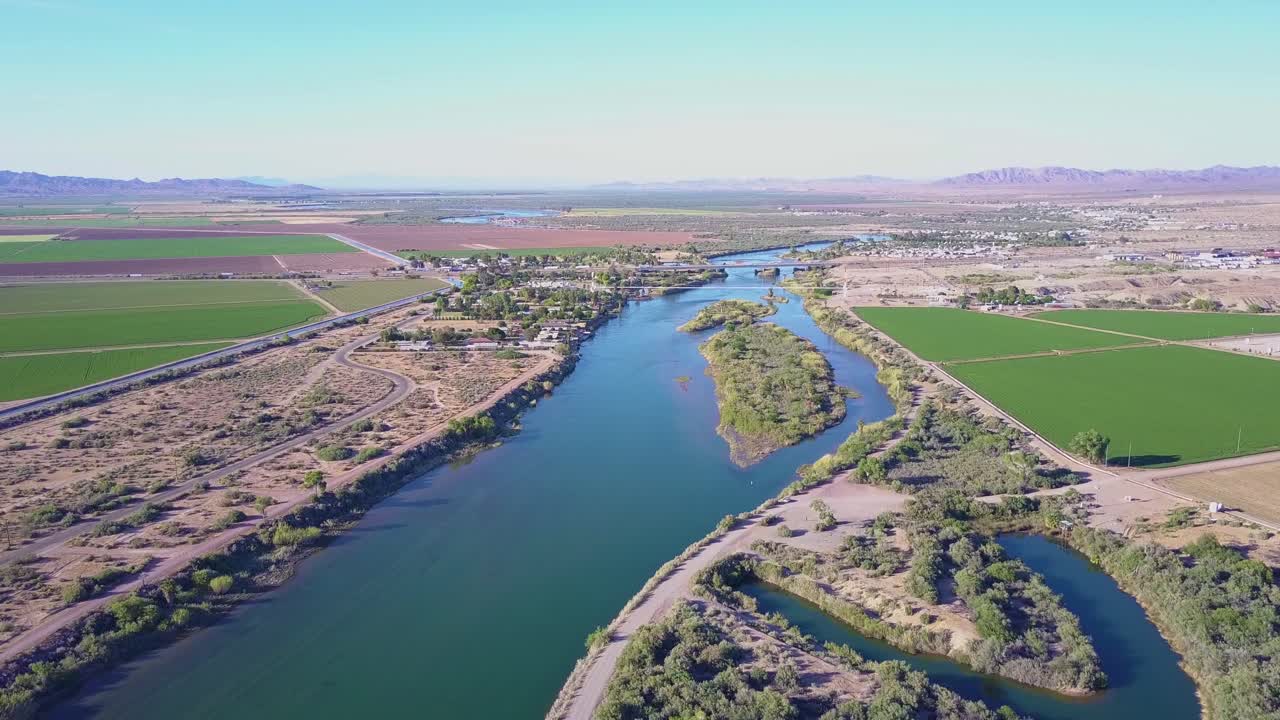 그는 캘리포니아 애리조나 국경 3을 따라 흐르는 콜로라도 강 위의 높은 공중