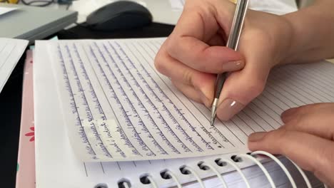 cada palabra se forma lentamente, deliberadamente, el autor teje un delicado tapiz de palabras