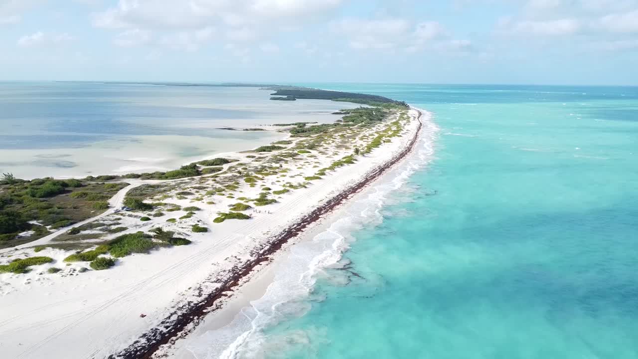 Veduta aerea di Isla Blanca, Messico. La vista aerea rivela una scena pittoresca dove le onde si infrangono dolcemente sulla spiaggia di sabbia bianca e incontaminata.