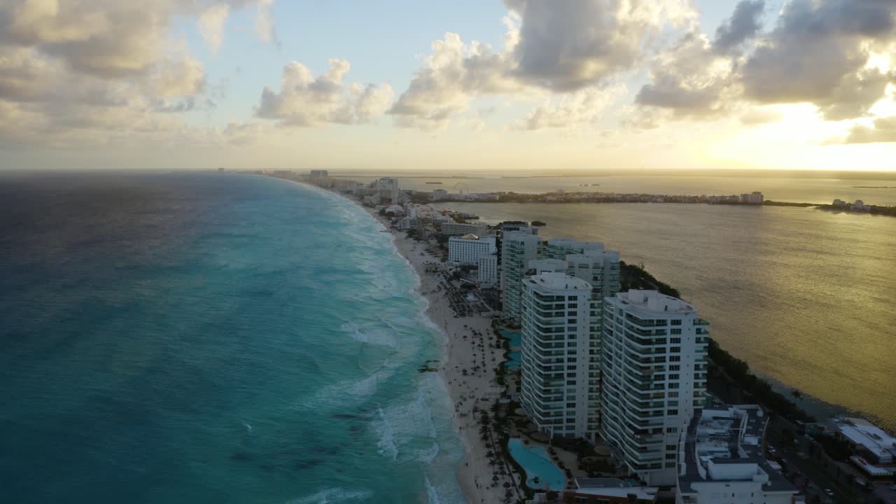 Drone vola sopra il Golfo del Messico nella Zona Hotelera di Cancun durante un tramonto spettacolare