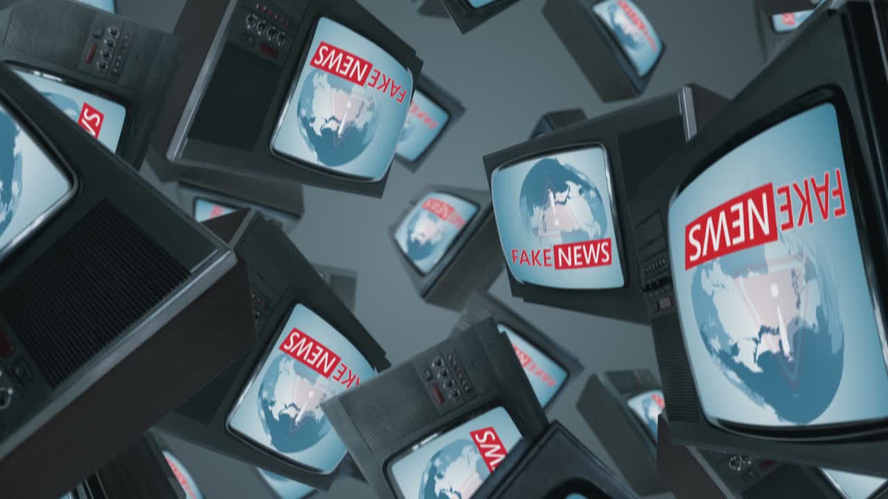 muchos receptores de televisión con noticias falsas en las pantallas
