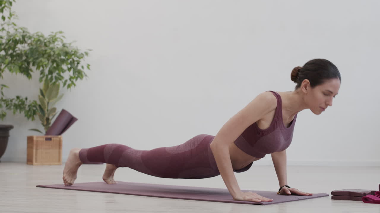 красивая женщина занимается йогой