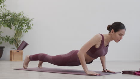 una mujer hermosa haciendo yoga.