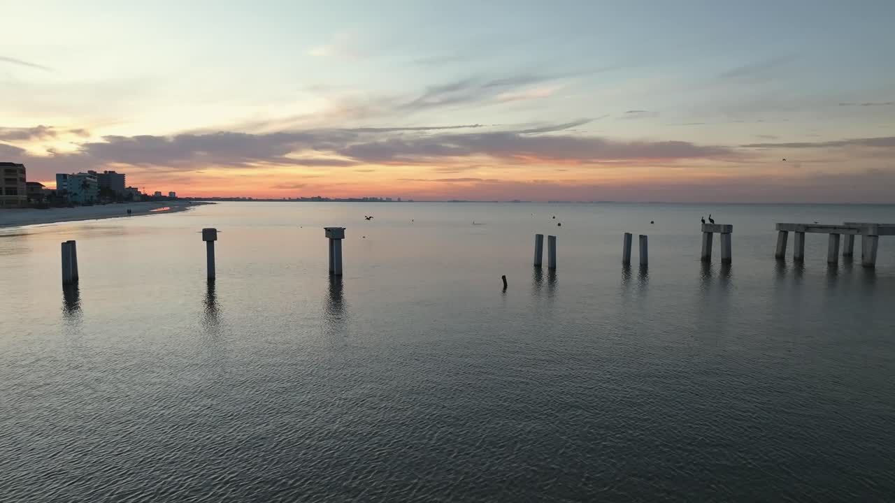 아침 에 피트 마이어스 비치 근처 에 있는 멕시코 만 의 드론 풍경