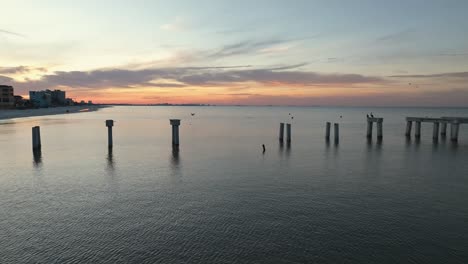 vista de avión no tripulado del golfo de méxico cerca de la playa de ft myers por la mañana