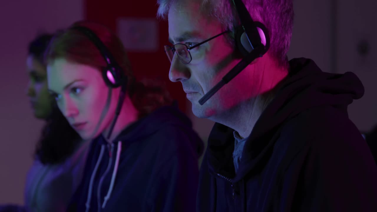 백인 남자가 창의적인 사무실에서 컴퓨터 키보드에 타이핑하고 있습니다.