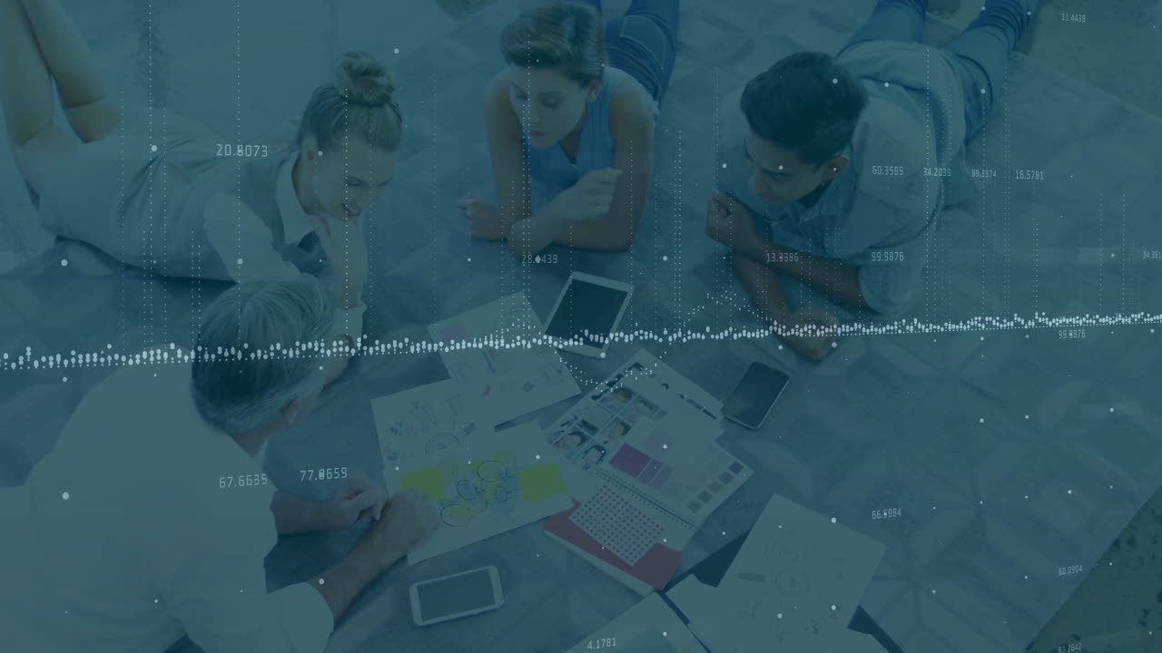 바닥에서 협력하는 사람들의 그룹에 대한 비즈니스 데이터 처리 애니메이션