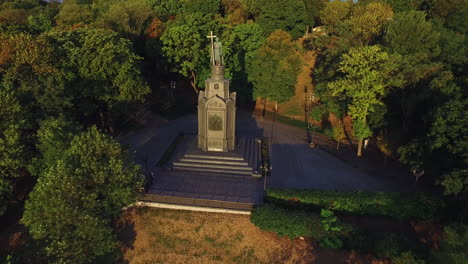 Luftbild-Denkmal-Des-Heiligen-Prinzen-Wladimir-Mit-Kreuz-Im-Grünen-Park-Der-Stadt-Kiew