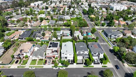 Sherman-Oaks-City,-Vorort-Von-Los-Angeles,-Luftaufnahme,-Die-über-Die-Dächer-Der-Sonnigen-Nachbarschaft-Fliegt