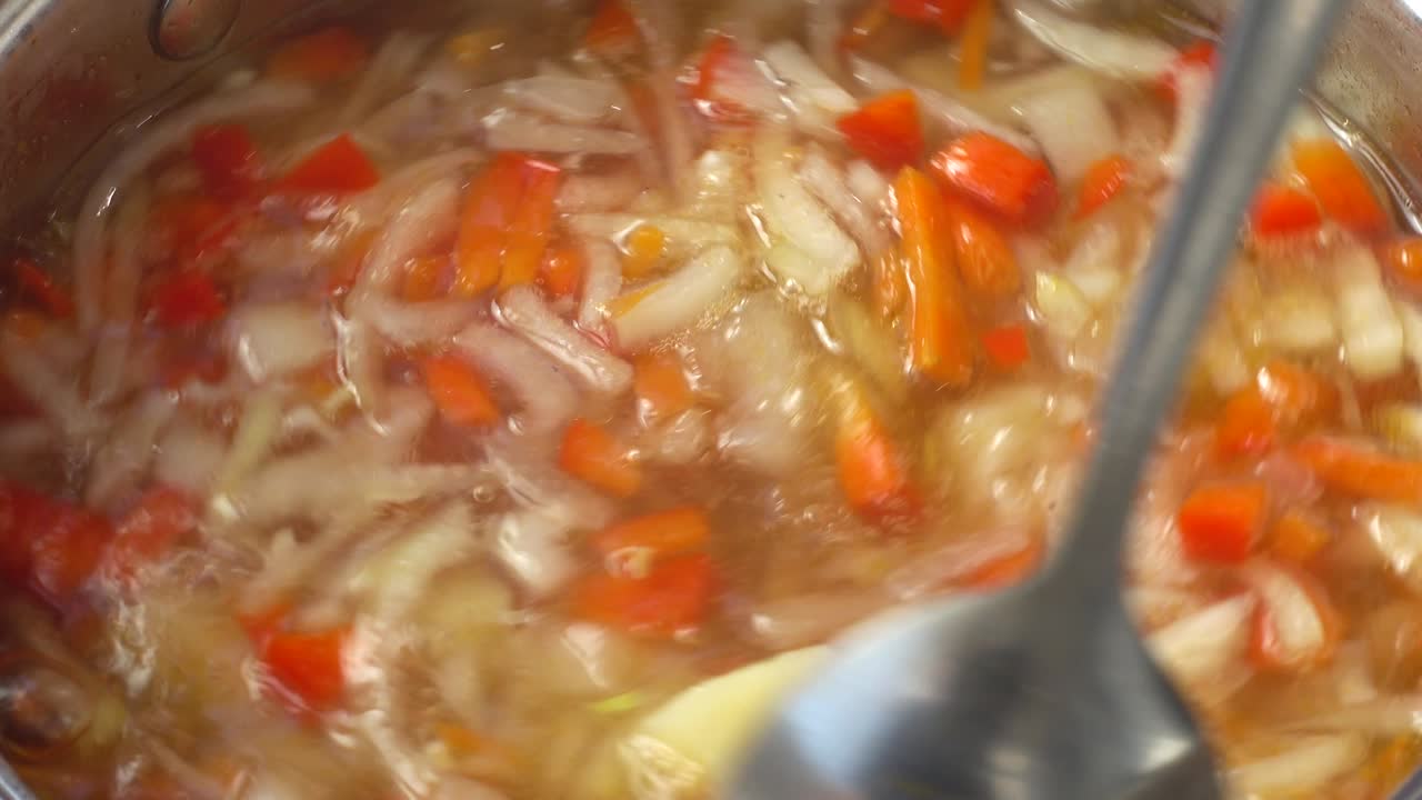 Grøntsagssuppe koger i en gryde