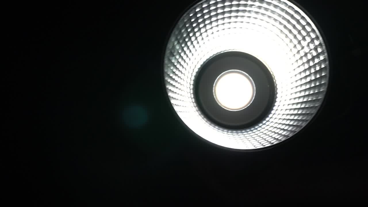 흑색 배경에 스튜디오에서 설정 된 영화 및 영상 제작 스튜디오 및 영화 영상을위한 헤비 듀티 라이트 기어.