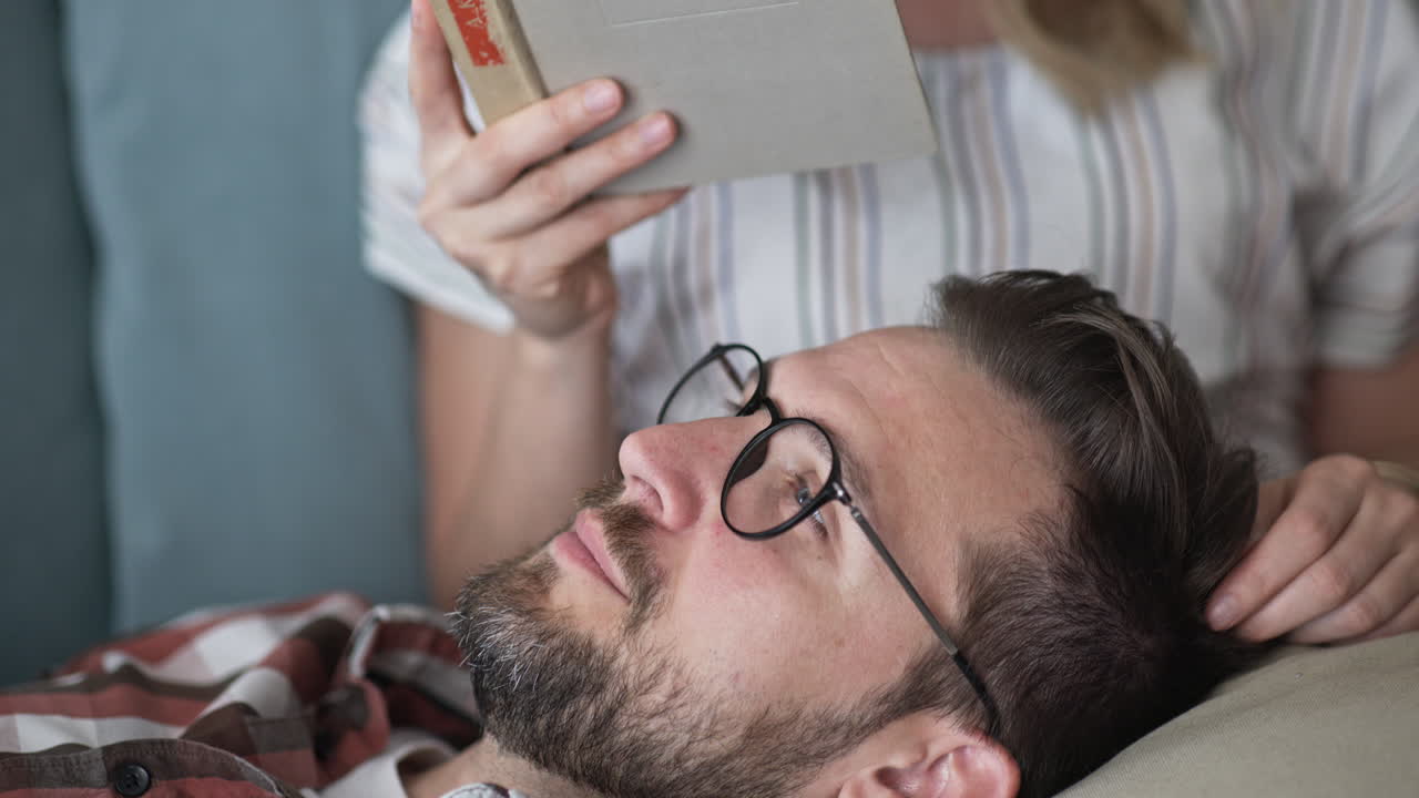 pareja leyendo juntos