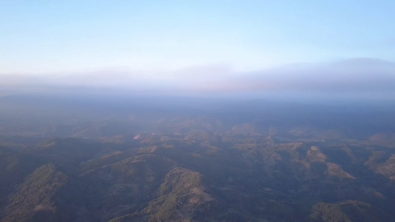 bajando bajo las nubes en movimiento