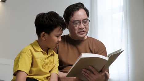 Asiatischer-Mann-Und-Junge-Im-Schlafzimmer