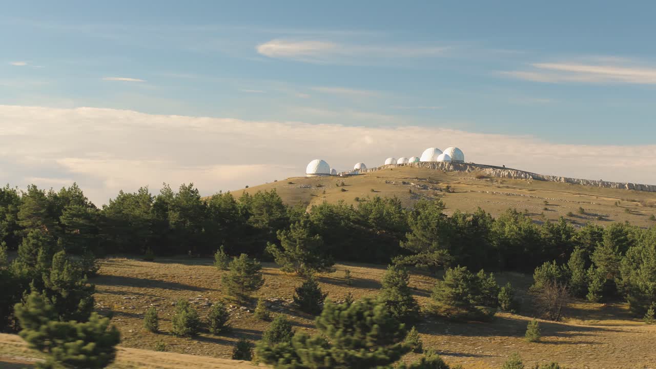 радарная станция на вершине горы