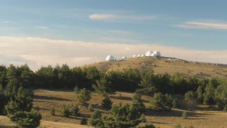 estación de radar en la cima de una montaña