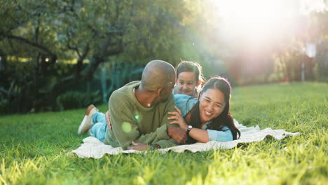 Familia-Feliz,-Hierba-Y-Padres-En-Un-Picnic