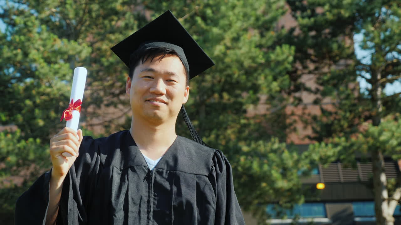 マントルとキャップで幸せな大学院生の肖像画