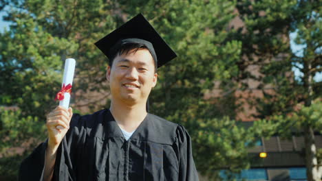 Retrato-De-Un-Feliz-Estudiante-Graduado-En-Manto-Y-Gorra