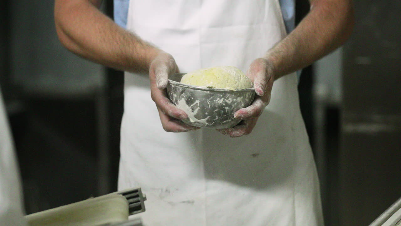 panadero formando masa en un tazón pequeño - cámara lenta