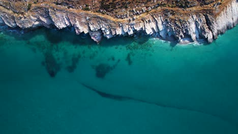 Paraíso-Mediterráneo-Turquesa:-Mar-Azul-Profundo-Y-Cristalino-Y-Rocas-Blancas-A-Lo-Largo-De-La-Serena-Costa:-La-Belleza-Idílica-De-La-Naturaleza