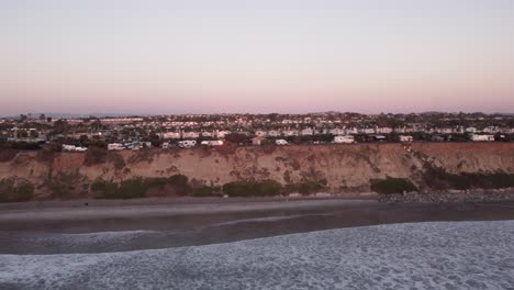 Eine-Atemberaubende-Drohnenaufnahme-Aus-Der-Luft,-Die-Während-Der-Goldenen-Stunde-Entlang-Der-Küste-Fliegt,-Carlsbad-State-Beach---Kalifornien