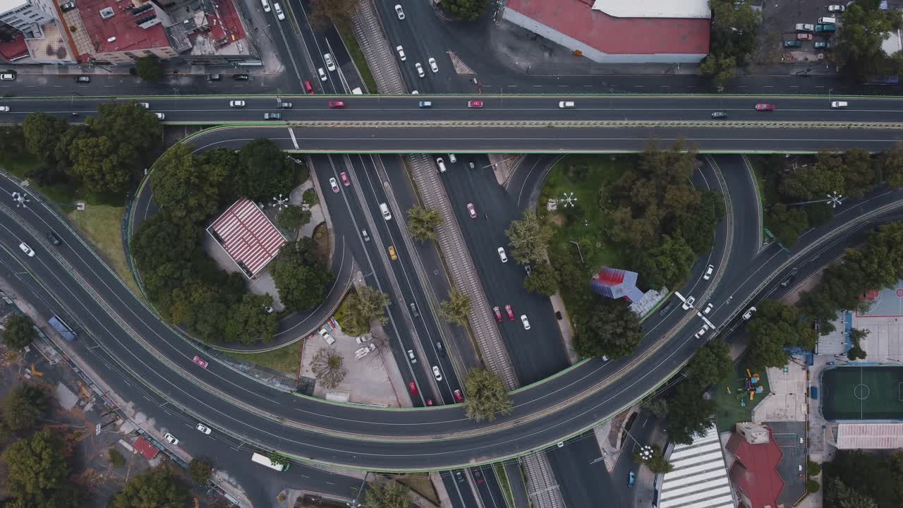 vista de arriba hacia abajo de drones de una carretera en la ciudad de méxico