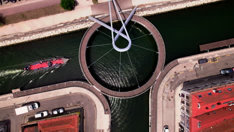 Barco-Cruzando-El-Canal-Bajo-Un-Puente-En-El-Norte-De-Portugal