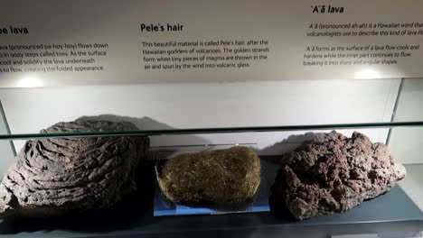 panel informativo sobre materiales de lava en el museo de historia natural de londres