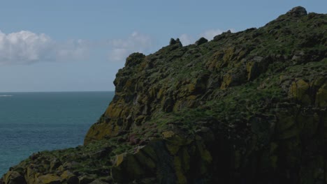 Toma-Panorámica-Lenta-De-La-Costa-De-Lunga-Con-Otras-Islas-Treshnish-Detrás