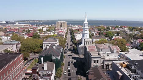 disparo aéreo bajo volando por broad street hacia el puerto en el histórico barrio francés de charleston, carolina del sur