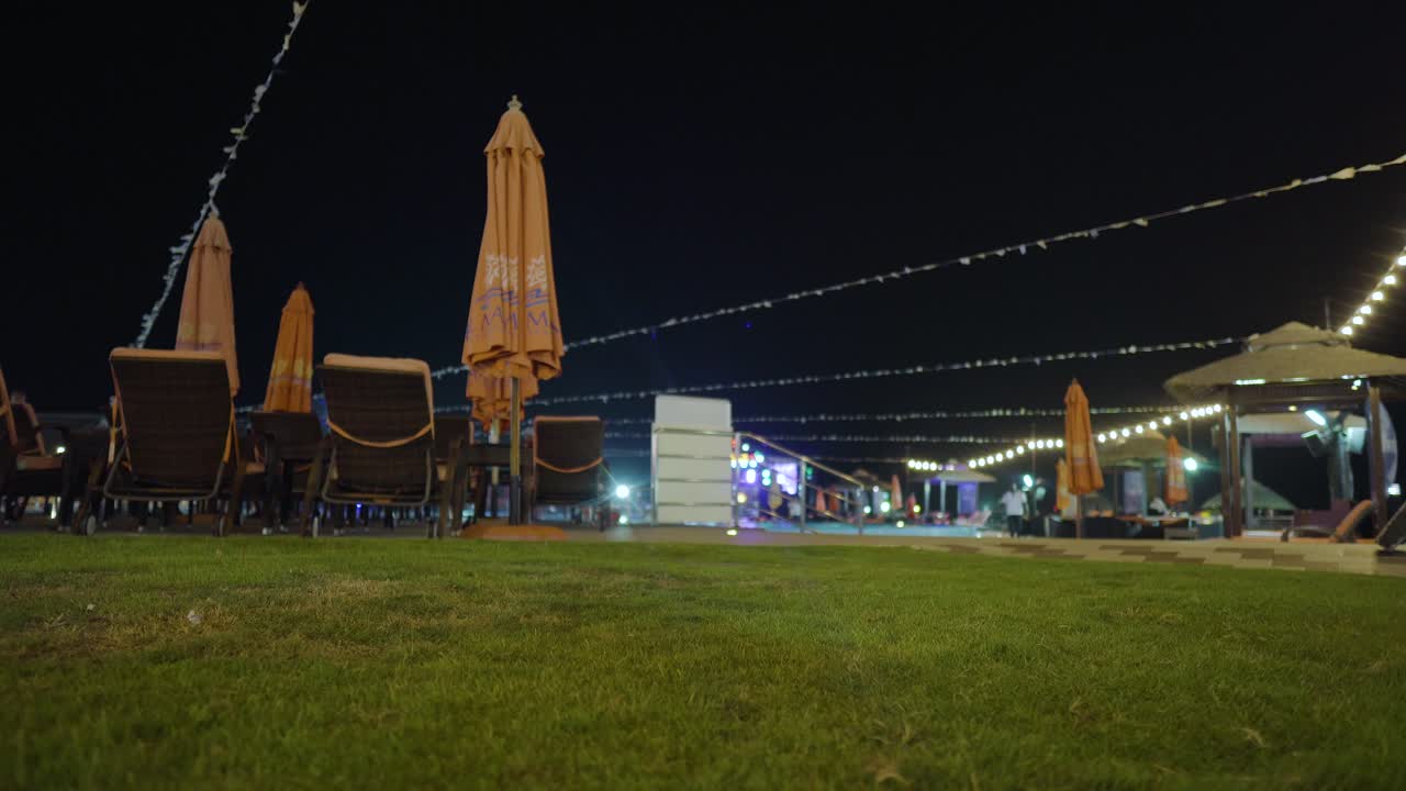 vista de ángulo bajo desde la fiesta en la piscina en abu dhabi